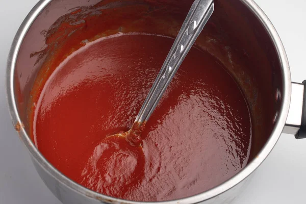 番茄酱集中在勺子里 后续行动 — 图库照片