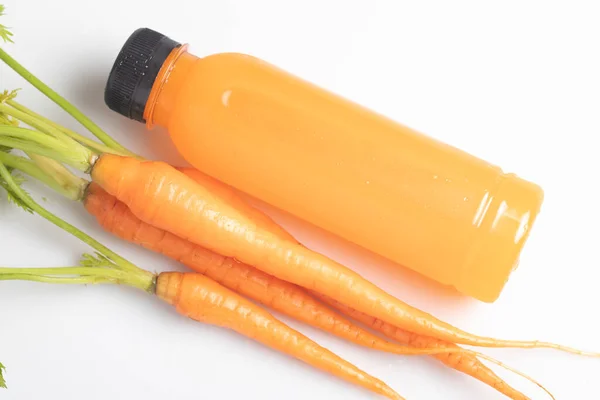 胡萝卜汁放在透明的塑料瓶里 健康饮料 — 图库照片