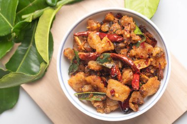 Baharatlı kızarmış domuz, acılı biber ezmesi. Tayland yemeği..