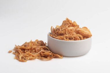 Beyaz arka planda kızarmış soğan dilimleri.