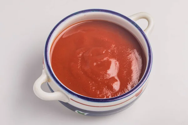 Rajčatový Kečup Keramický Šálek Bílém Pozadí — Stock fotografie
