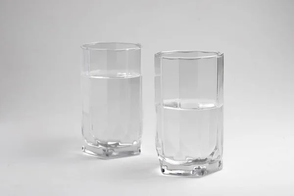 澄んだガラスの中のきれいな飲料水 — ストック写真
