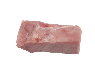 Beyaz arka planda çiğ pembe domuz eti.