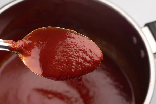 Sos Pomidorowy Koncentrat Łyżce Zbliżenie — Zdjęcie stockowe