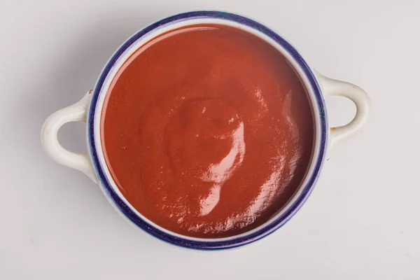 トマトケチャップ 白い背景のセラミックカップ — ストック写真