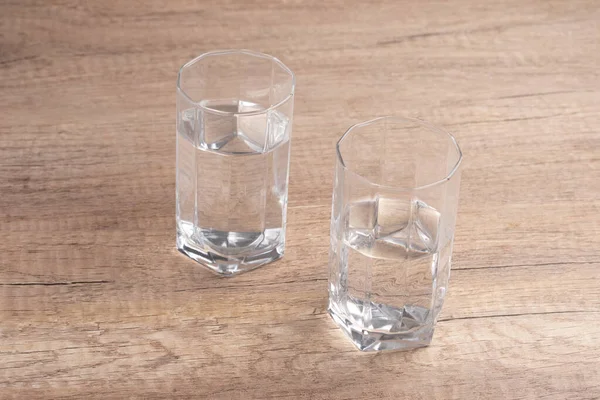 澄んだガラスの中のきれいな飲料水 — ストック写真