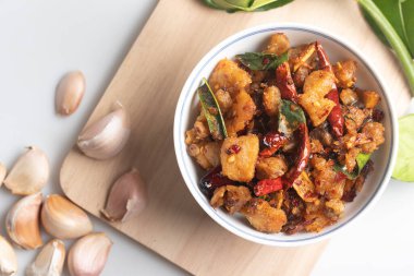 Baharatlı kızarmış domuz, acılı biber ezmesi. Tayland yemeği..