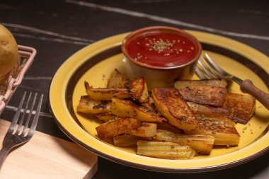 Salt-grilled potatoes with tomato sauce. Fast food restaurant