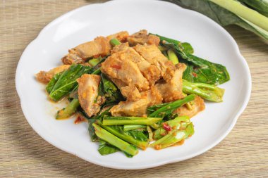 Kızarmış domuz eti, Kale ve acı biber ezmesiyle karıştırın.