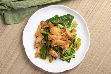 Kızarmış domuz eti, Kale ve acı biber ezmesiyle karıştırın.