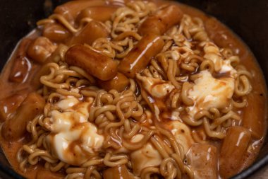 Kore aromalı hazır şehriye, yanında da tteokbokki.