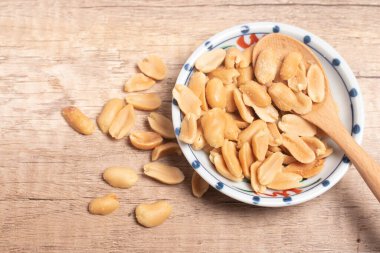 Ahşap bir fincanda yer fıstığı.