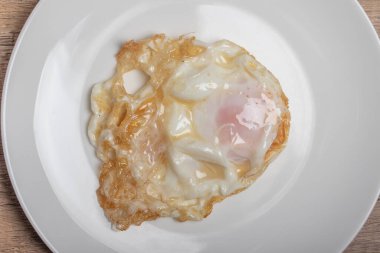 beyaz zemin üzerinde sahanda yumurta