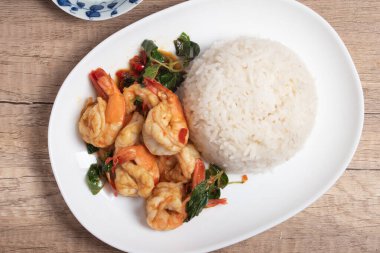 Buharda pişmiş karides fesleğeni. Tayland baharatlı yiyecekler.