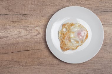 beyaz zemin üzerinde sahanda yumurta