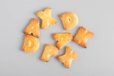 Gri arkaplanda İngiliz ekmeği atıştırması