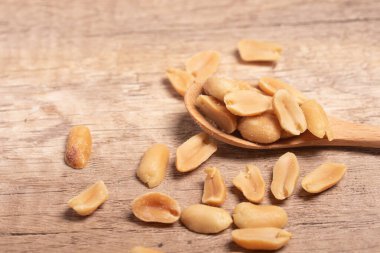 Ahşap arka planda tuzlanmış fıstık.