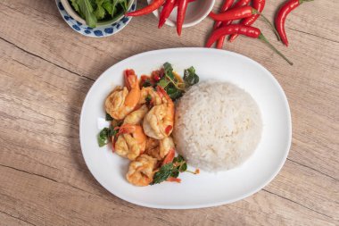 Buharda pişmiş karides fesleğeni. Tayland baharatlı yiyecekler.