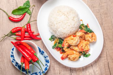 Buharda pişmiş karides fesleğeni. Tayland baharatlı yiyecekler.