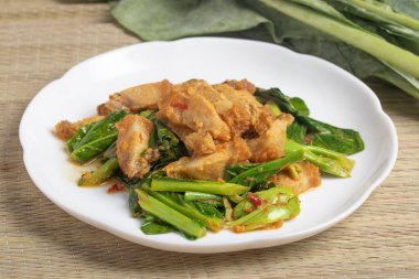 Kızarmış domuz eti, Kale ve acı biber ezmesiyle karıştırın.