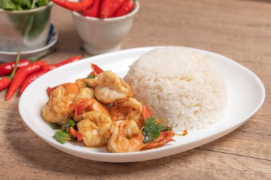 Buharda pişmiş karides fesleğeni. Tayland baharatlı yiyecekler.