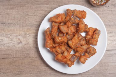 Kızarmış domuz eti, balık sosu ve baharatlı sos.