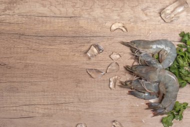 Ahşap zemin üzerinde taze çiğ karides