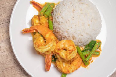 Kızarmış karidesli köri ezmesini uzun fasulyelerle karıştır.