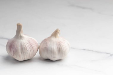 Beyaz rustik ahşap masa üzerinde sarımsak ampuller