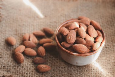 Seramik kapta kavrulmuş badem. Sıcak tonda görüntü..