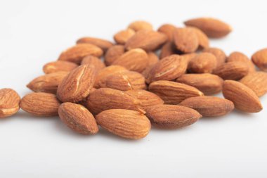 Beyaz arkaplanda tuzlu badem yığını