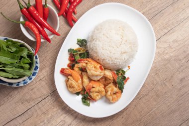 Buharda pişmiş karides fesleğeni. Tayland baharatlı yiyecekler.