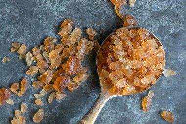 Büyük kaya şekeri esmer şekerden yapılır..