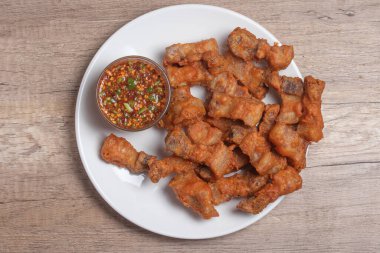 Kızarmış domuz eti, balık sosu ve baharatlı sos.