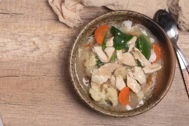 Eriştenin üzerine sebze dökülmüş Tayland tavuğu ve sosu. Tayland yemeği..