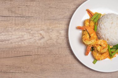 Kızarmış karidesli köri ezmesini uzun fasulyelerle karıştır.