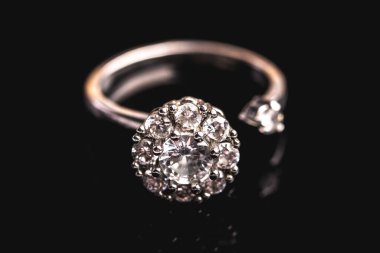 Siyah arkaplanda elmas yüzük