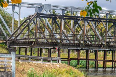 Nehir üzerinde çelik demiryolu köprüsü