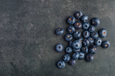 Siyah arkaplanda taze yaban mersini