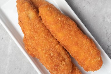 Beyaz bir tabak içinde çıtır kızarmış tavuk