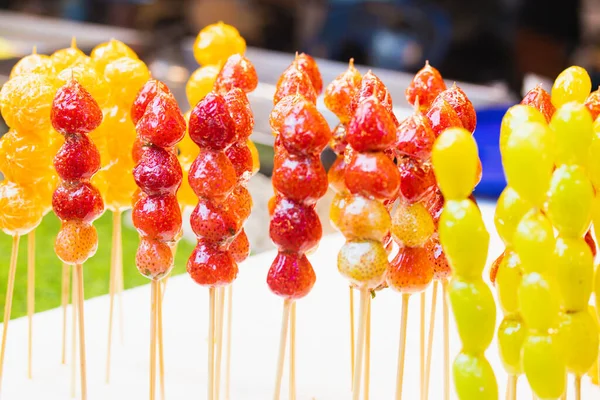 Espetos Frutas Recobertas Açúcar — Fotografia de Stock