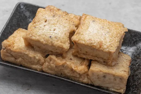 Tofu Gergelim Preto Frito Uma Placa Preta — Fotografia de Stock