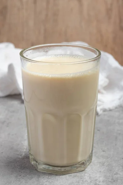 Горячее Свежее Молоко Прозрачном Стекле Сером Фоне — стоковое фото