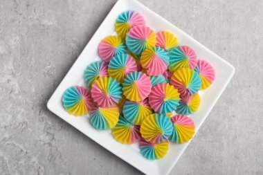 A-lua ya da Allure Thai el yapımı şekeri gri masaüstünde mini bir kasede. A-lua Thai tatlısı. Boşluğu kopyala.