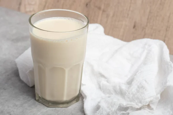 Гаряче Свіже Молоко Прозорому Склі Сірому Фоні — стокове фото