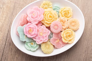 A-lua ya da Allure Thai el yapımı şekeri gri masaüstünde mini bir kasede. A-lua Thai tatlısı. Boşluğu kopyala.