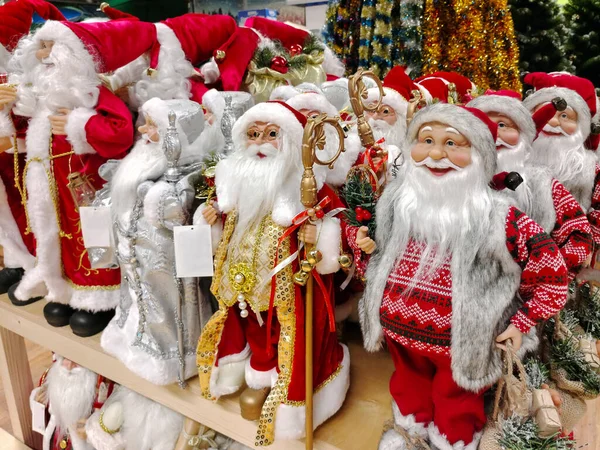 Különböző Játék Karácsonyi Figurák Mikulások Vannak Egy Boltban Polcon Eladó — Stock Fotó