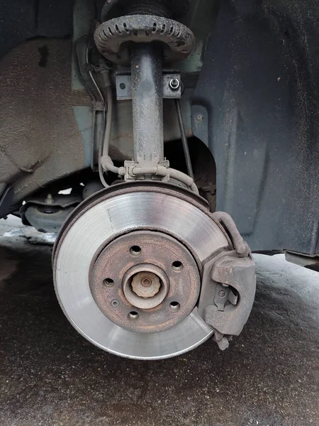 前置盘 带有拆卸的车轮和磨损的刹车片闭合 — 图库照片