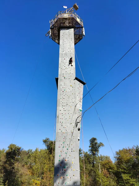 Мальчик Спортсмен Взбирается Высокую Башню Скалолазными Стенами Крючках Специальном Снаряжении — стоковое фото