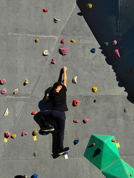 Teenage Boy Climbs Wall Climb Hooks Wall Street View — Stock Photo, Image